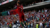 Ronaldo cuma butuh waktu tiga menit untuk melakukan perayaan ini. Dia mencetak gol pemuka di menit ketiga, untuk membantu Selecao das Quinas menang 5-1 atas Kepulauan Faroe (Foto: Rafael Marchante/Reuters)