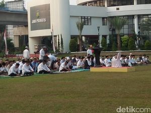 Jaksa Agung Salat Idul Adha dan Serahkan Kurban di Kejagung