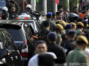 Saat Warga Sukabumi Berlarian Iringi Perjalanan Mobil Jokowi