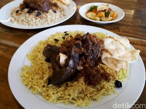 Nasi Kebuli Berlauk Kambing Goreng Sedap dari Restoran Berusia 50 Tahun Lebih Nasi Kebuli Berlauk Kambing Goreng Sedap dari Restoran Berusia 50 Tahun Lebih