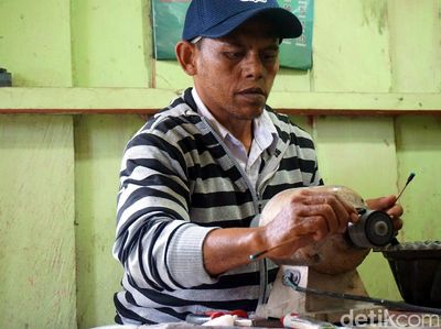 Foto: Kehidupan Perajin Batu Bacan, Nasibmu Kini...