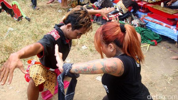 Seniman Ebeg Banyumas Unjuk Kebolehan