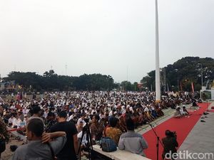 Jokowi dan Ribuan Warga Salat Idul Adha di Lapangan Merdeka Sukabumi