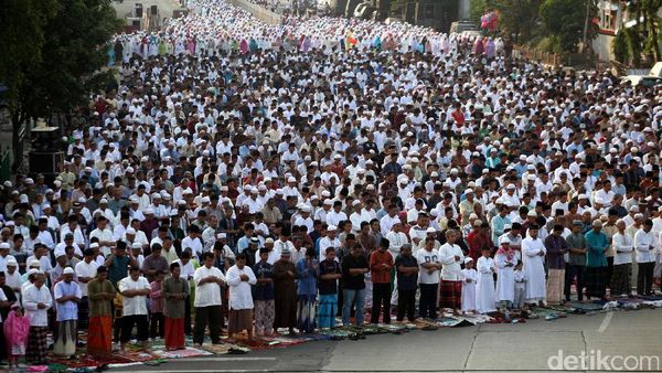 Foto: Umat Islam Salat Idul Adha di Jalanan Kawasan Jatinegara