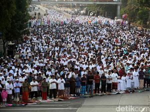 Foto: Umat Islam Salat Idul Adha di Jalanan Kawasan Jatinegara