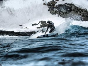 Foto: Orang Pertama yang Berani Surfing di Kutub Selatan