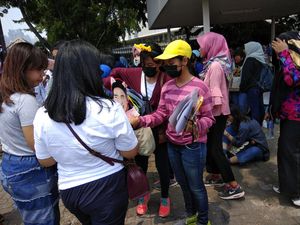 Ini Barang-barang yang Diburu Penonton di Lokasi Konser Music Bank Ini Barang-barang yang Diburu Penonton di Lokasi Konser Music Bank