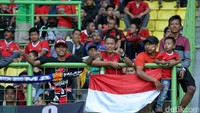 Berbagai pernak pernik mereka bawa.