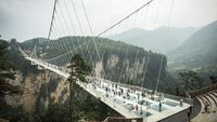 Foto: Jembatan Kaca Terpanjang dan Tertinggi Dunia, Berani Datang?