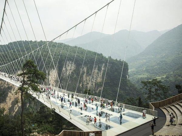 Foto: Jembatan Kaca Terpanjang dan Tertinggi Dunia, Berani Datang?