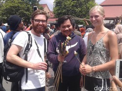 Seru! Turis Bule Ikut Rebutan Gunungan Grebeg Besar Keraton Yogya