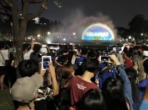 Malam Minggu, Warga Padati Air Mancur Menari di Monas Malam Minggu, Warga Padati Air Mancur Menari di Monas