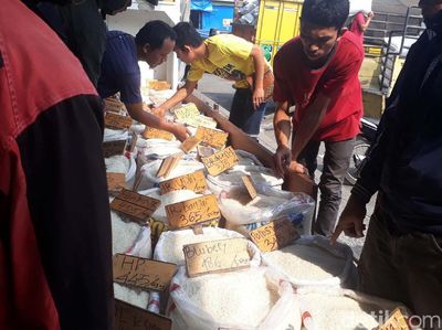 Suasana Pasar Cipinang di Hari Kedua Harga Patokan Beras Berlaku