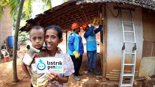 Hore, Warga Miskin di Jepara Dapat Sambungan Listrik Gratis