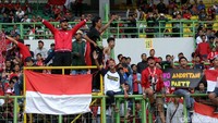 Untuk memompa semangat pemain, penonton meneriakan yel-yel.