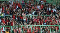 Membuat gelombang manusia dari tribun penonton.