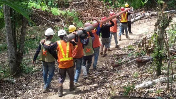 Foto: Perjuangan Terangi Pelosok Kalsel, Tembus Hutan dan Jalan Berlumpur