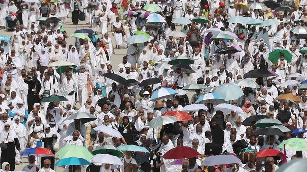 Muslim pilgrims, some holding umbrellas to protect themselves from the sun, head to take part in the symbolic stoning of the devil at the Jamarat Bridge in Mina, near Mecca, which marks the final major rite of the hajj on September 1, 2017. Saudi Arabia says it has deployed more than 100,000 security personnel to keep pilgrims safe this year. / AFP PHOTO / KARIM SAHIB