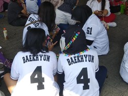 Sambut Idola KPOP, Fans EXO Kompak Berbaju Putih di Music Bank in Jakarta