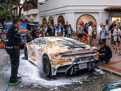 Heboh! Cuci Supercar di Pinggir Jalan