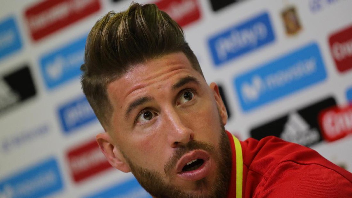Sergio Ramos ingin lampaui catatan penampilan milik Iker Casillas di timnas. (Foto: Sergio Perez/REUTERS)