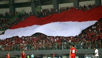 Termasuk bendera merah putih raksasa.