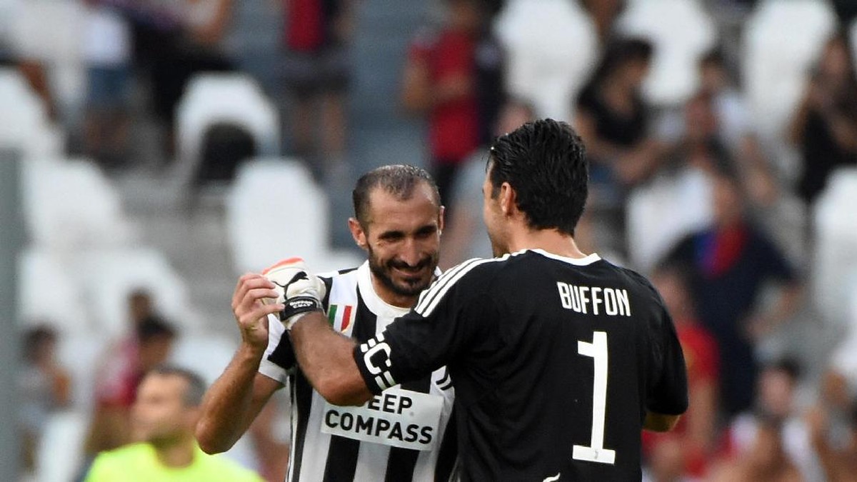 Dua andalan timnas Italia Gianluigi Buffon dan Giorgio Chiellini (Pier Marco Tacca/Getty Images)