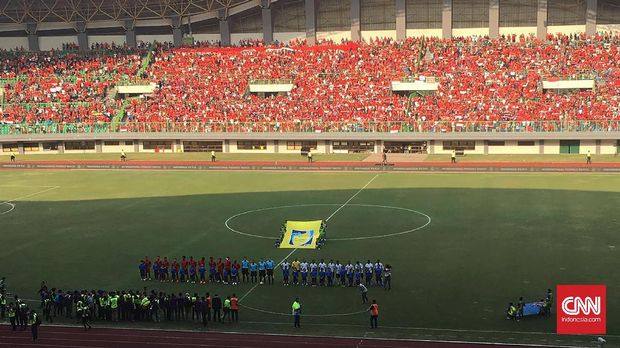 Suporter Indonesia terus memberi semangat kepada tim Garuda yang menghadapi Fiji.