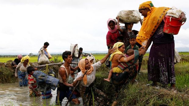 Para pengungsi Rohingya segera meninggalkan desa mereka setelah ada operasi militer Myanmar pada 25 Agustus 2017.