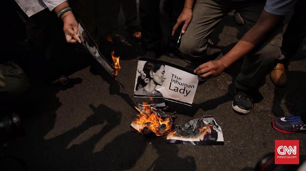 Demonstran membakar poster Aung San Suu Kyi
