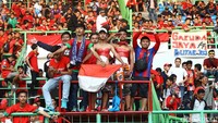 Pendukung Timnas memenuhi Stadion Patriot Candrabhaga, Bekasi.