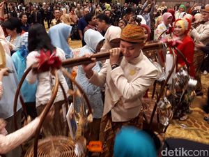 Serunya Bubak Kawah, Tamu Nikahan Anak BG-Buwas Berebut Perabot Serunya Bubak Kawah, Tamu Nikahan Anak BG-Buwas Berebut Perabot