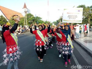Ratusan Warga Surabaya Berkostum Daur Ulang Sampah