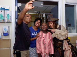 Wah! Anak-anak di RS Ini Dijenguk Captain Jack Sparrow
