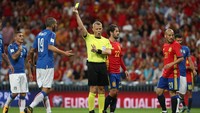Dalam pertandingan di Santiago Bernabeu, Minggu (3/9/2017) dini hari WIB, pelanggaran yang dilakukan Leonardo Bonucci kepada Marco Asensio jadi awal terciptanya gol pertama Spanyol. Foto: Susana Vera/Reuters