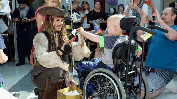 Foto: Senyum Anak-anak di RS Saat Dijenguk Captain Jack Sparrow