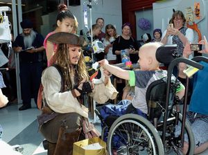 Foto: Senyum Anak-anak di RS Saat Dijenguk Captain Jack Sparrow