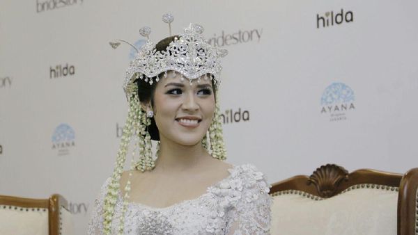 Foto: Adu Gaya Makeup 10 Artis Saat Menikah, Siapa Paling Manglingi?
