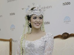 Mahkota Siger Bikin Raisa Makin Manglingi