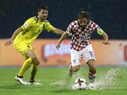 Luka Modric merupakan salah satu pemain senior di timnas Kroasia. Dia pun didapuk menjadi kapten. (Foto: Antonio Bronic/Reuters)