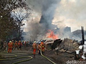 Petugas Selidiki Penyebab Kebakaran Toko Mebel di Bandung