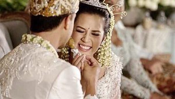 Keuntungan Pria Seperti Hamish Daud Nikahi Wanita Lebih Muda