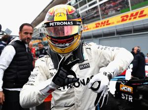Hamilton Patahkan Rekor Pole Milik Schumacher Hamilton Patahkan Rekor Pole Milik Schumacher