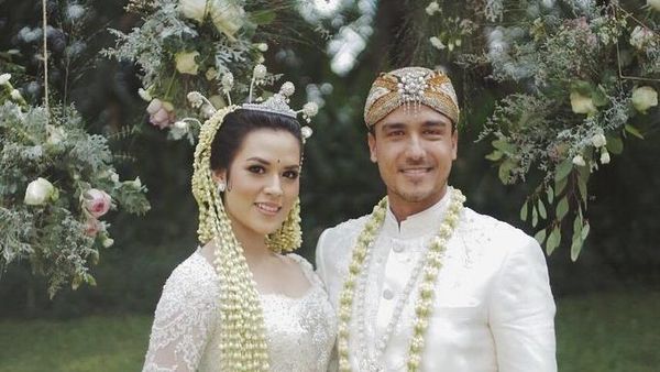 Foto: Melihat Lebih Dekat Kebaya Klasik Raisa Saat Dinikahi Hamish Daud