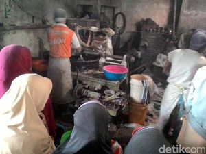 Warga Purworejo  Antre Giling Daging Kurban