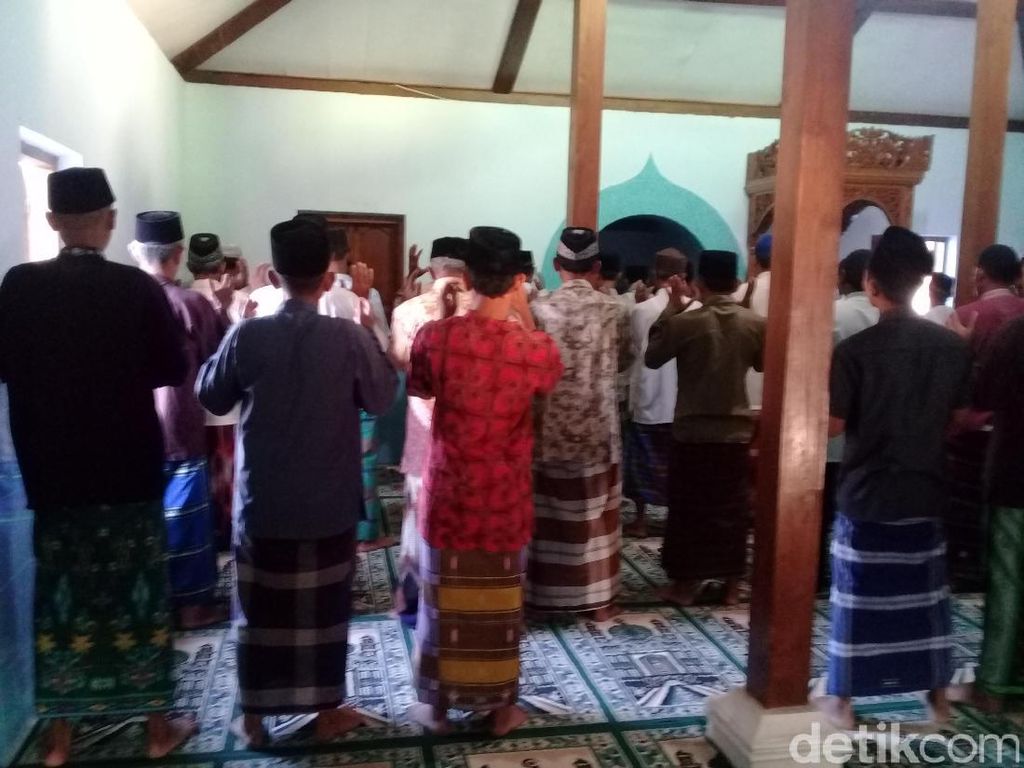 3.000 Jemaah Toriqoh Satyoriah di Magetan Salat Idul Adha Hari Ini 3.000 Jemaah Toriqoh Satyoriah di Magetan Salat Idul Adha Hari Ini