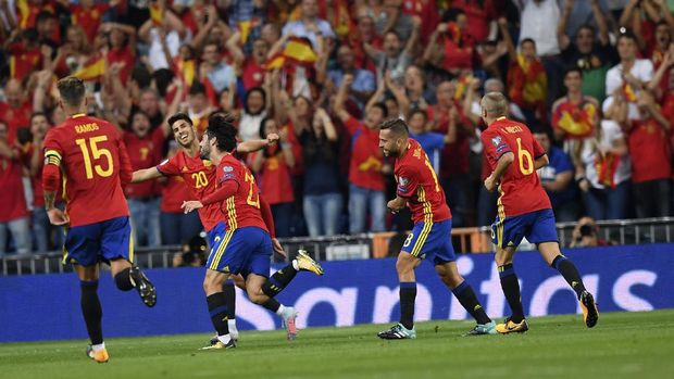 Isco merayakan gol kedua untuk Spanyol saat menjamu Italia di Bernabeu.