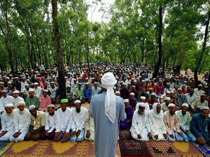 Saat Warga Rohingya Salat Idul Adha di Pengungsian