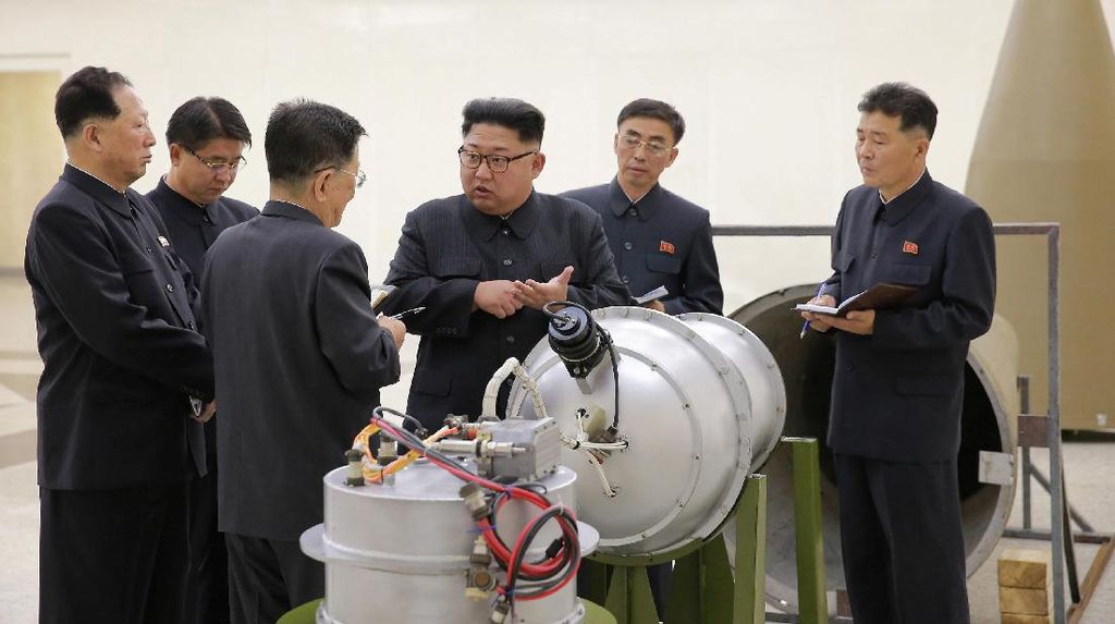 Kim Jong-Un Periksa Bom Hidrogen untuk Rudal Nuklir Korut
