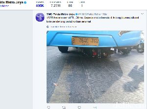 Motor Nyangkut di Kolong Bus TransJ di Jakbar